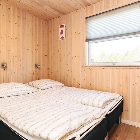 16 Person In Lokken-by Traum
